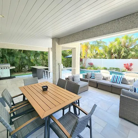 Ocean Star! 7 Bdrms, 7 Baths! Beaches Less Than 5Min Walk To Beach!